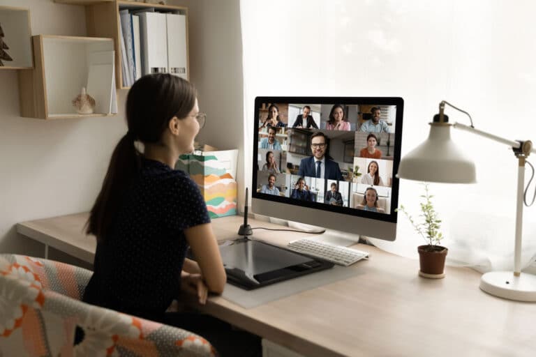 Call International - Formation / cours de langues pour les entreprises : outil de communication avancée : la communication à distance : Maîtriser les codes des communication en ligne - de l’échange individuelle aux interactions en groupe pour l'anglais, le néerlandais et le français.