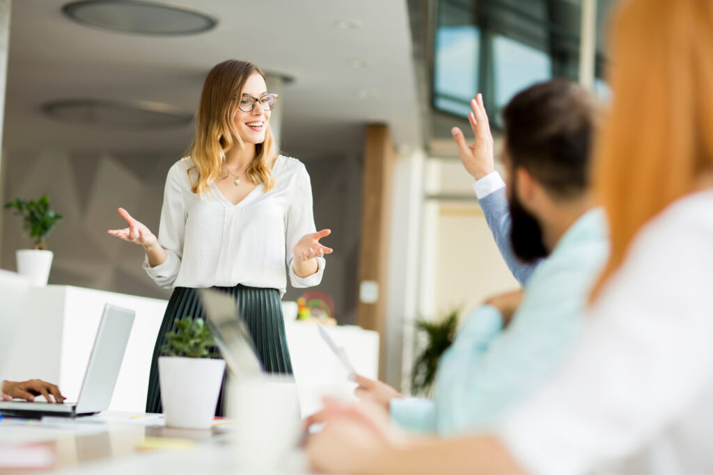 Corporate communication : Développez une communication professionnelle à fort impact - Maîtrisez les conversations professionnelles stratégiques
