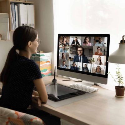 Call International - Formation / cours de langues pour les entreprises : outil de communication avancée : la communication à distance : Maîtriser les codes des communication en ligne - de l’échange individuelle aux interactions en groupe pour l'anglais, le néerlandais et le français.